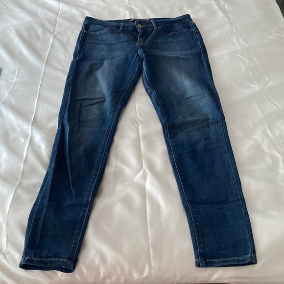 Deep blue Levi’s skinny leggings. - Picture 1 of 4